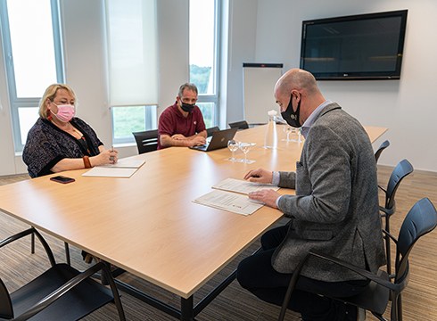 AP-8 autobideak Eibar zeharkatzen duen zatian zarataren kontrako pantallak jartzea eskatu dute berriz ere