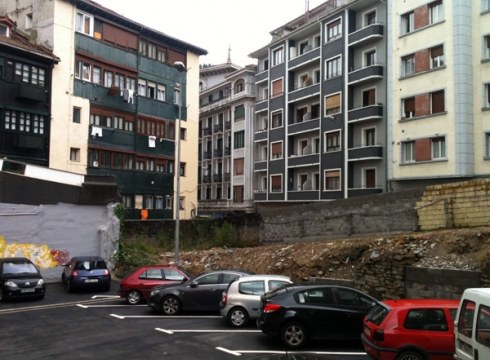 Aparkaleku berria zabaldu dute Blas Etxeberria kalean