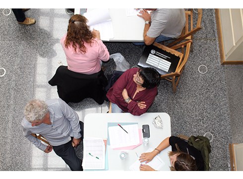 Apirilaren 5eko hauteskundeak atzeratu dituzte