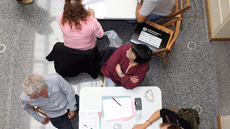 Apirilaren 5eko hauteskundeak atzeratu dituzte