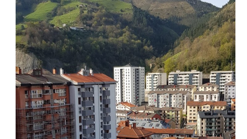 Apurka bada ere, beheranzko bidean doa langabezia Eibarren