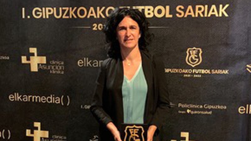Arantza Matak “Emakumezkoen Futbolaren Aitzindariak” saria jaso zuen Tolosan