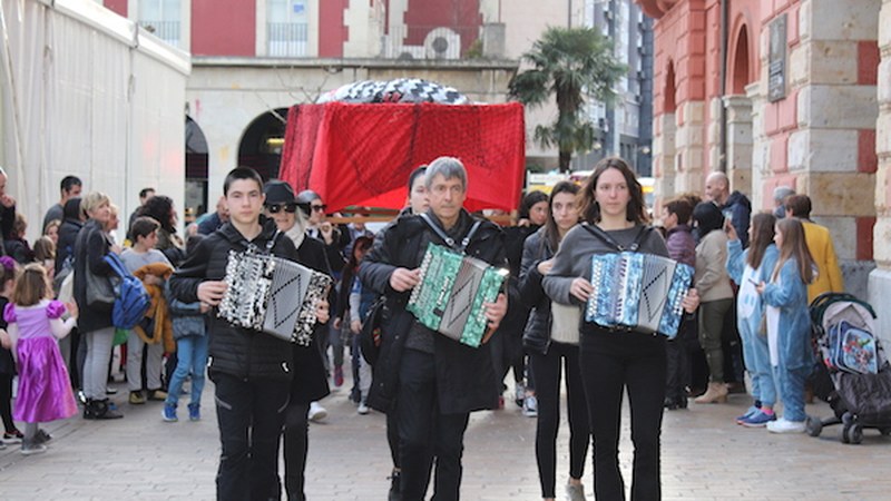 Aratosteak 2019_Sardinaren entierrua