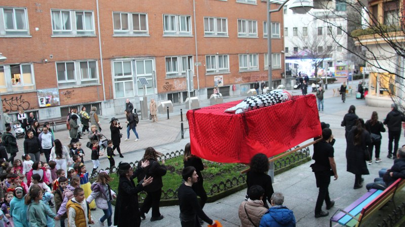 Aratosteak | Sardinaren entierro txikia