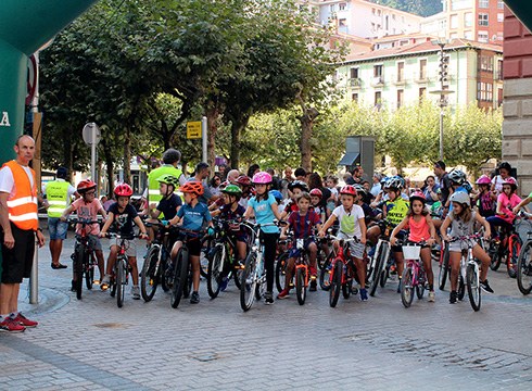 [ARGAZKI BILDUMA] Atzo ospatu zen Bizikleta Egunak zaletu eta gazte ugari bildu zituen