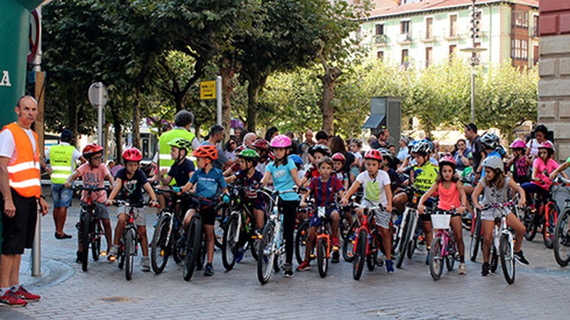 [ARGAZKI BILDUMA] Atzo ospatu zen Bizikleta Egunak zaletu eta gazte ugari bildu zituen