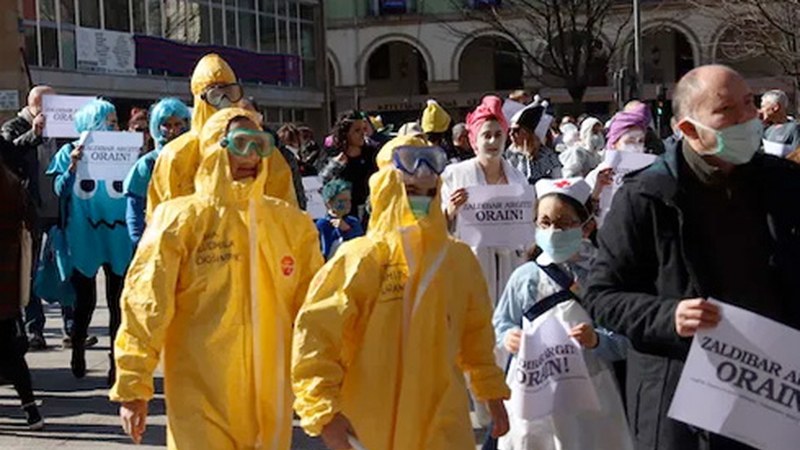 [Argazki-bilduma] Kalejira aldarrikatzailea antolatu zuen #zaldibarArgitu plataformak