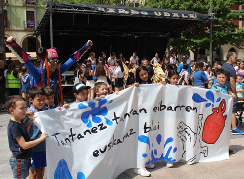 [ARGAZKI-BILDUMA] Tantanez Tantan, euskararen olatuak  busti zuen Eibar