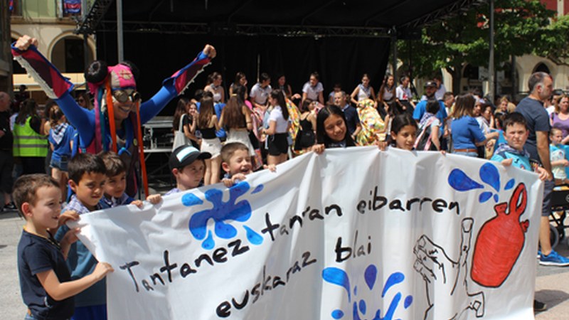 [ARGAZKI-BILDUMA] Tantanez Tantan, euskararen olatuak  busti zuen Eibar