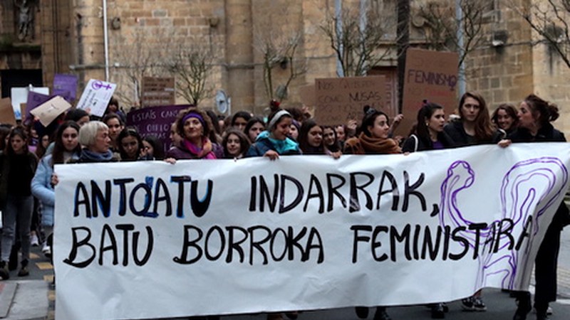 [ARGAZKI-BILDUMA] Aldarrikapen moreak Eibarko kaleak hartu zituen atzo, martxoak 8