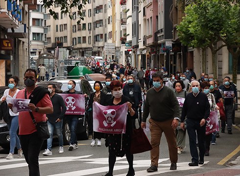 [ARGAZKIAK] Zapatuan Zaldibar Argituk deitutako manifestazioak zeharkatu zuen herria