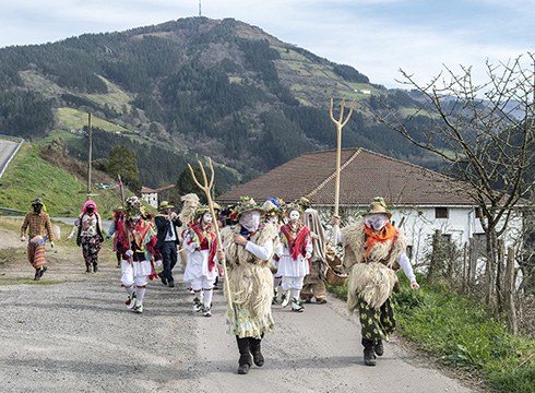 [ARGAZKIAK] Baserrietara koko-eskean joan ziren koko-dantzari eta koko-marruak