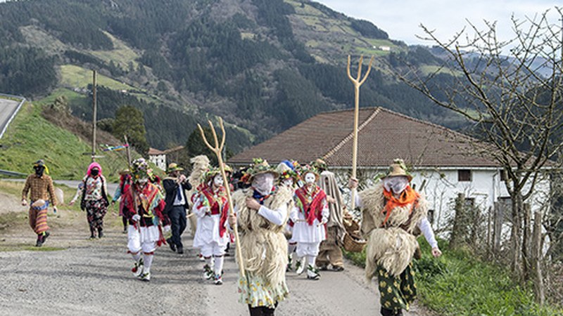 [ARGAZKIAK] Baserrietara koko-eskean joan ziren koko-dantzari eta koko-marruak