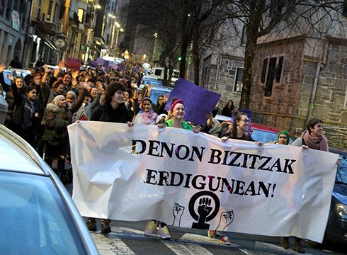 ARGAZKIAK | Denon bizitzak erdigunean jartzea eta beste zaintza eredu bat eskatu ziren atzo kalean