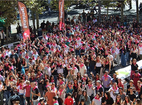 [ARGAZKIAK] Eguerdian Sagardo Egunean egindako argazkiak ikusgai ipini ditugu