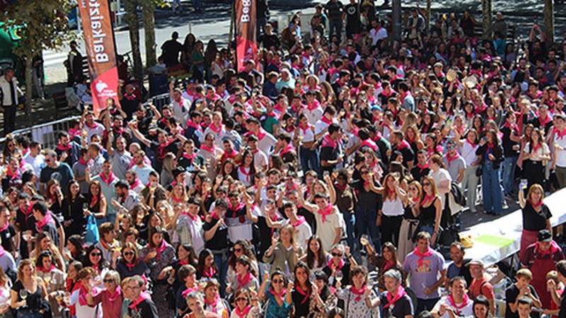 [ARGAZKIAK] Eguerdian Sagardo Egunean egindako argazkiak ikusgai ipini ditugu