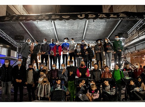 [ARGAZKIAK] Ehundik gora lagunek hartu zuten parte VIII. Asier Cuevas herri lasterketan