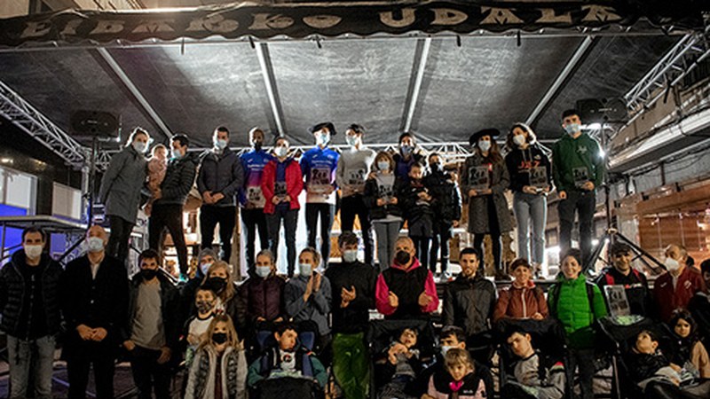 [ARGAZKIAK] Ehundik gora lagunek hartu zuten parte VIII. Asier Cuevas herri lasterketan