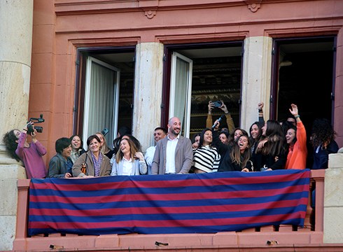 ARGAZKIAK | Eibarko emakumezkoen lehen taldeari harrera beroa egin diote