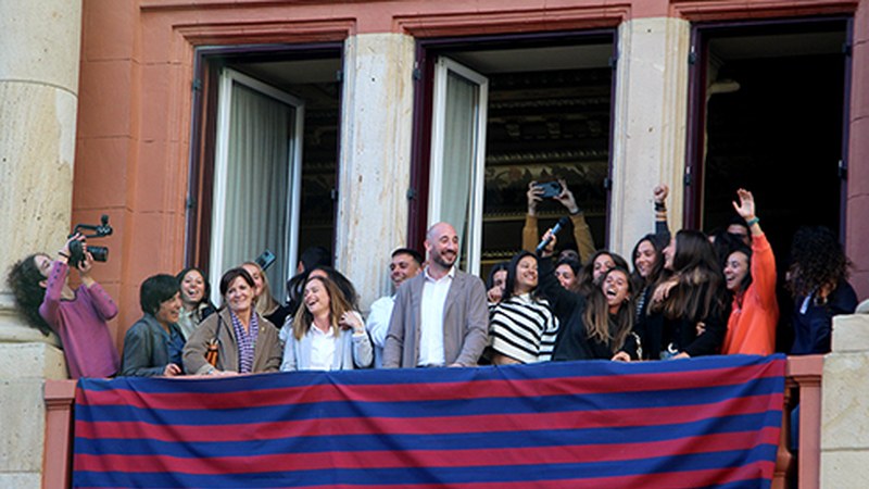 ARGAZKIAK | Eibarko emakumezkoen lehen taldeari harrera beroa egin diote