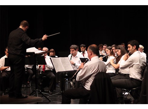 [ARGAZKIAK] Eibarko Musika Bandak Coliseoan jo zuen atzo