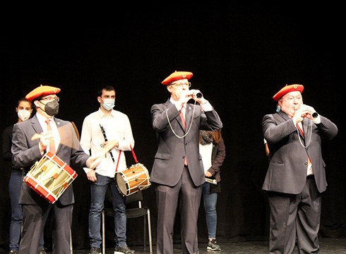 [ARGAZKIAK] Gaur eguerdian egin zaie harrera Lizarrako dultzaineroei Coliseo antzokian