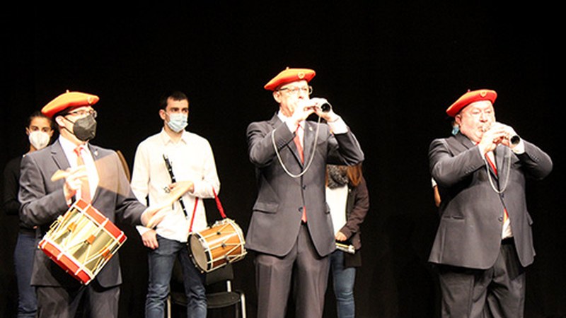 [ARGAZKIAK] Gaur eguerdian egin zaie harrera Lizarrako dultzaineroei Coliseo antzokian