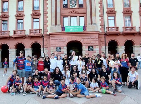 ARGAZKIAK | Harrera beroa egin zieten Erreginaren Kopa irabazi duten Eibar Rugbyko neskei