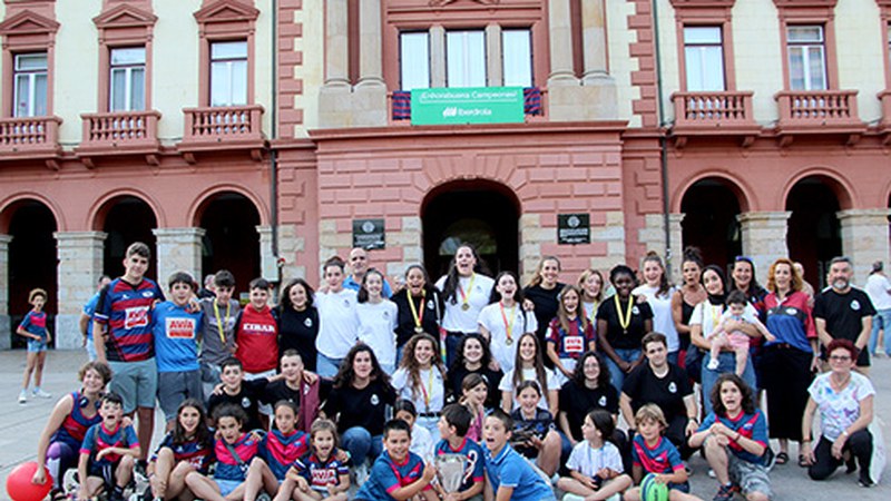 ARGAZKIAK | Harrera beroa egin zieten Erreginaren Kopa irabazi duten Eibar Rugbyko neskei