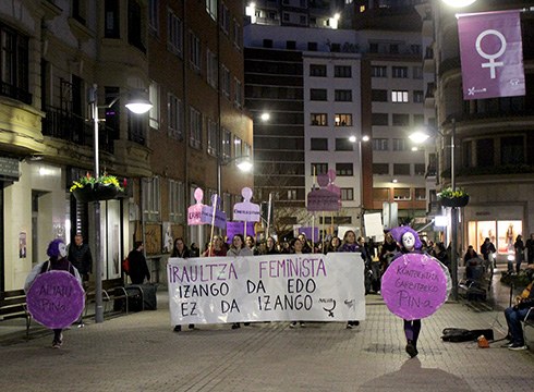 [ARGAZKIAK] Iraultza feministaren ahotsak bete ditu herriko kaleak Emakumearen Nazioarteko Egunean