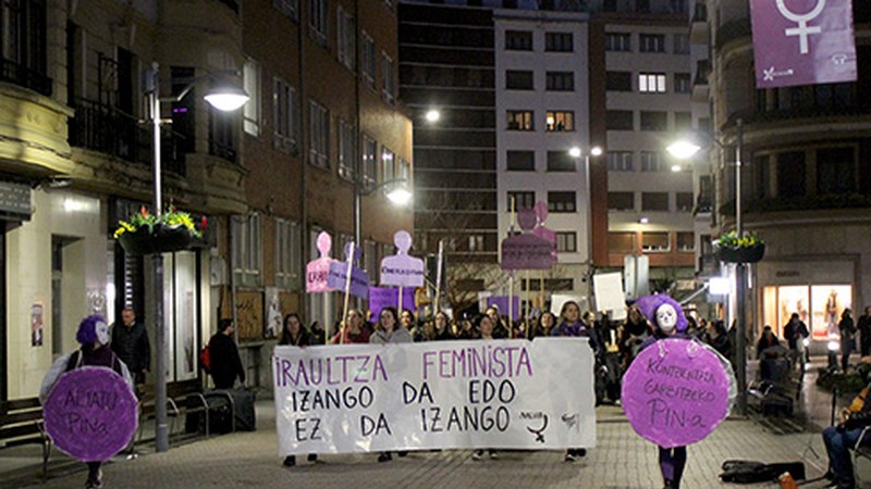 [ARGAZKIAK] Iraultza feministaren ahotsak bete ditu herriko kaleak Emakumearen Nazioarteko Egunean