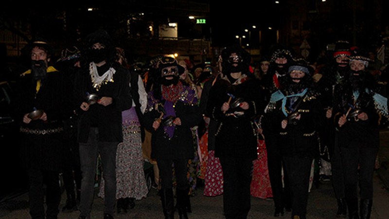 [ARGAZKIAK] Kaldereroen kalejirak alaitu zuen Barixaku Erregularra, bere kantu eta dantzekin