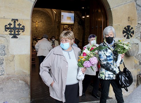 [ARGAZKIAK] Ohiturari jarraituz, San Juan sorbak eraman dituzte Azitaingo elizara bedeinkatzera