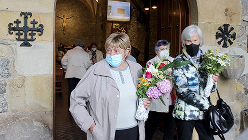 [ARGAZKIAK] Ohiturari jarraituz, San Juan sorbak eraman dituzte Azitaingo elizara bedeinkatzera