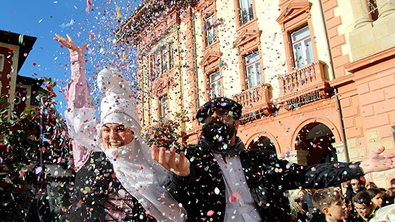 ARGAZKIAK | Urkizutik Untzagaraino kantu artean joan dira Olentzero eta Mari Domingi