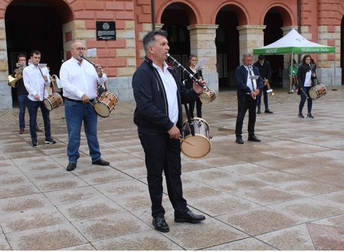 [ARGAZKIAK] Usartza Txistulari taldearen doinuekin eman zaio hasiera San Juan bezperari