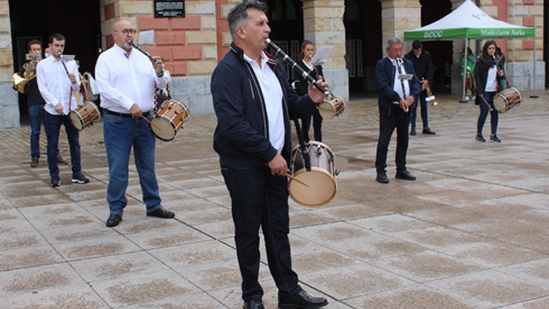 [ARGAZKIAK] Usartza Txistulari taldearen doinuekin eman zaio hasiera San Juan bezperari