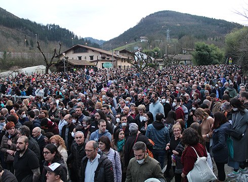 [ARGAZKIAK+BIDEOA] Zaldibar argitzeko eskatu dute milaka lagunek Eitzagan amaitu den manifestazioan