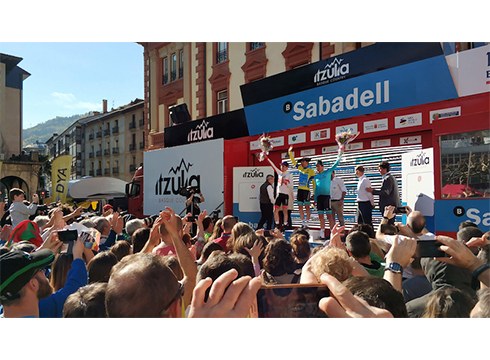 [ARGAZKIAK+BIDEOAK] Itzuliko txirrindulariek eibartarren animoak jaso zituzten asteburuan