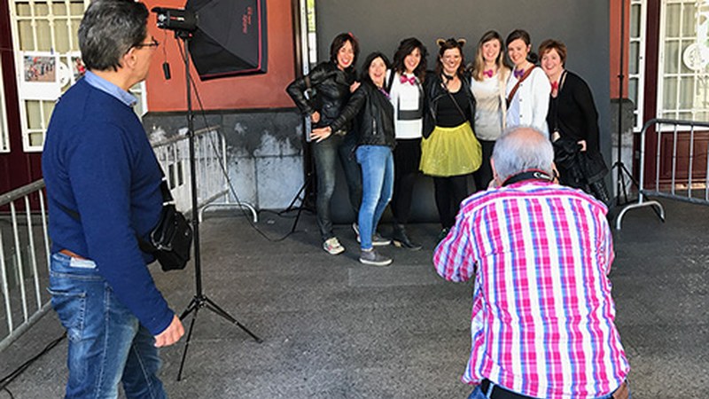 Argazkilaritzak Untzaga beteko du zapatu arratsaldean, plaza argazki estudio bilakatuta