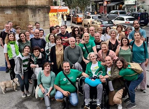 Argi berdeak piztu zituzten atzo, Alboko Esklerosi Amiotrofikoari ikusgarritasuna emateko