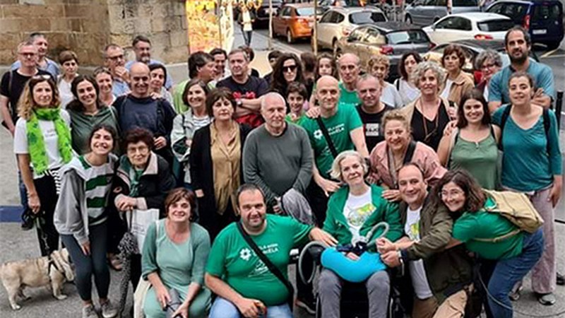 Argi berdeak piztu zituzten atzo, Alboko Esklerosi Amiotrofikoari ikusgarritasuna emateko