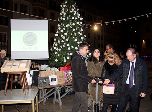 Argiak piztearekin batera ekin diote Gabonetako kanpainari herriko dendariek