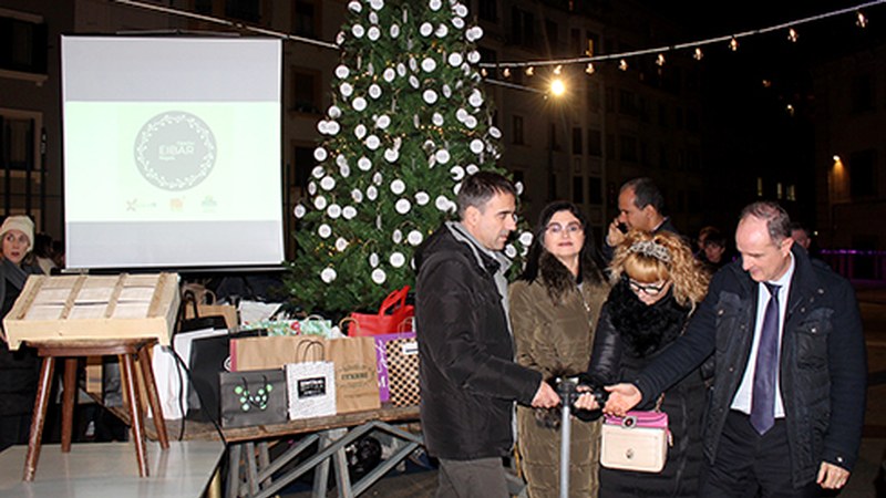 Argiak piztearekin batera ekin diote Gabonetako kanpainari herriko dendariek