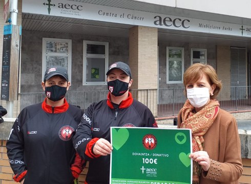 Arima Galduak Jugger Taldearen txekea jaso du minbiziaren aurkako elkarteak