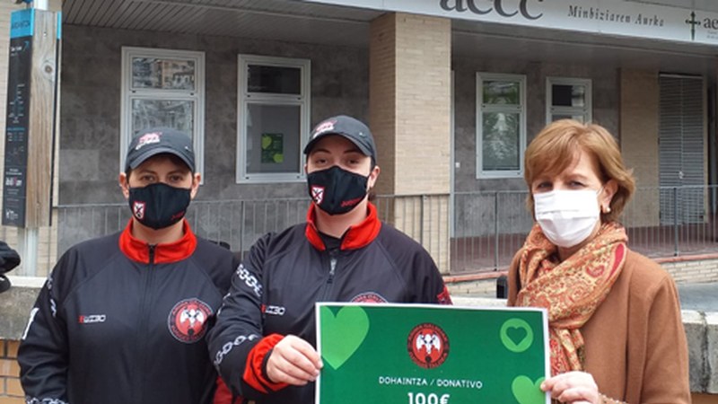 Arima Galduak Jugger Taldearen txekea jaso du minbiziaren aurkako elkarteak