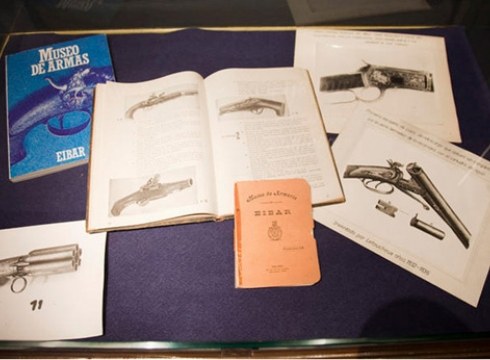 Arma erakusketa berria prestatzen dihardute