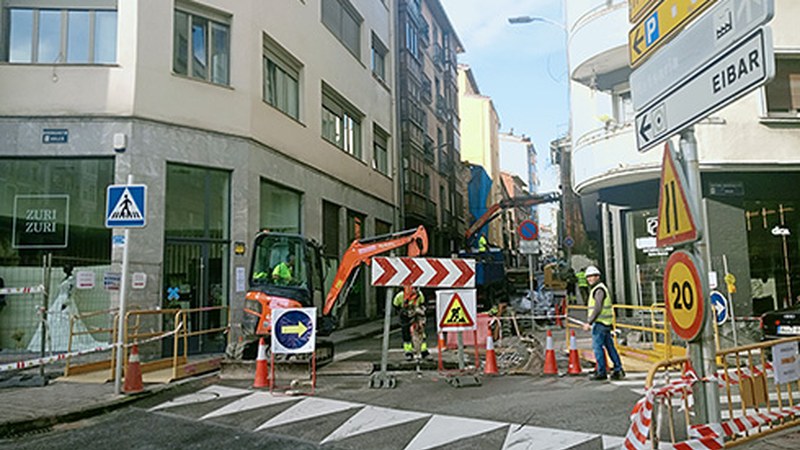 Arragueta kalea ixteak aldaketak eragin ditu trafikoan eta Barrena eta Urkizuko autobus geltokietan