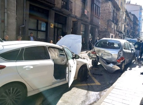 Arragueta kalean auto batek beste baten kontra talka egin du