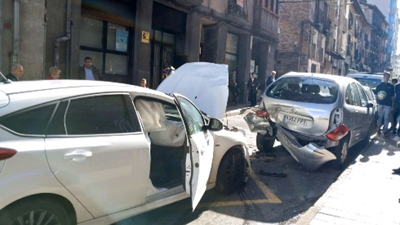 Arragueta kalean auto batek beste baten kontra talka egin du